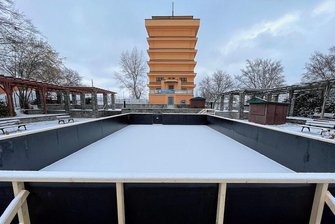 Alles klar für den Winterzauber am Reichenbacher Wasserturm - Wo gestern Winterstarre herrschte, steigt morgen ein zauberhaftes Fest für die ganze Familie inklusive Eisbahn am Wasserturm.