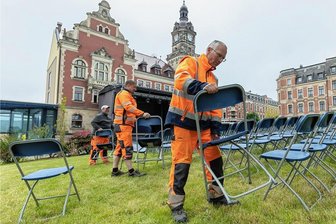 Alles klar für die 575-Jahr-Feier in Falkenstein - Mario Damm und seine Kollegen vom Falkensteiner Stadtbauhof haben auf dem Platz vor dem Rathaus die Stühle aufgestellt.