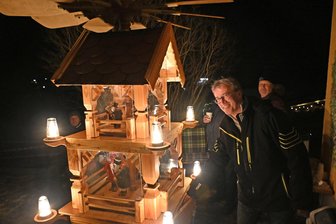 Alles kommt vom Bergbau her: Auf den Spuren der Pyramiden im Erzgebirge - Motor an, Licht leuchte! Pyramidenfachmann Andreas Herklotz setzt seine Außenpyramide in Gang.