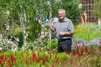 Jochen Heinz, einer der Geschäftsführer der LGS Oelsnitz, kann schon blühende Flächen präsentieren. Noch rund neun Monate sind es bis zur Eröffnung. Mehr als 250.000 Gäste werden erwartet.