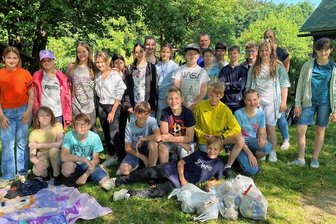 Alles Kopfsache: Warum es an Käppels Teichen keine Papierkörbe gibt - Die Klasse 5 a der Weinhold-Oberschule Reichenbach mit dem in Müllbeuteln verpackten Ertrag ihrer Müllwanderung zu Käppels Teichen. Dass so wenig Abfall an den Wald- und Feldwegen herumlag, hat auch die Lehrer überrascht.