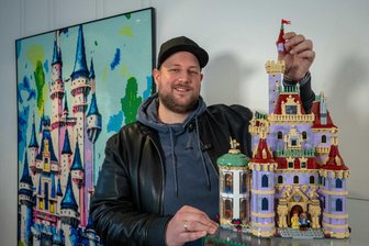 Alles Lego oder was? Neue „Sterntaler“-Schau im Schloss Lichtenwalde öffnet - Johannes Lange präsentiert eines der Lego-Dioramen in der Sterntaler-Schau.
