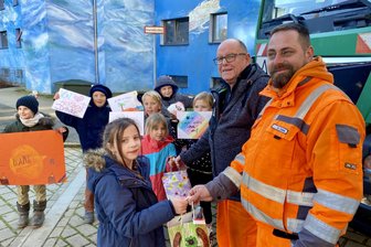 Alles Müll, oder was? Warum Müllwerker für Grundschüler in Plauen eine Pause einlegten - Für die Müllwerker Dennis Oettel (rechts) und Steffen Hänel hatten sich die Grundschüler der Evangelischen Montessori-Grundschule in Plauen etwas einfallen lassen.