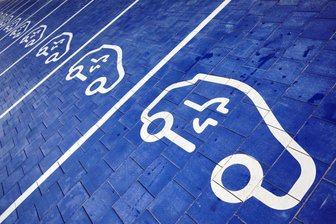 Schnellladepark für E-Autos: Laut des Verbands der Automobilindustrie hängt Deutschland beim Ausbau der Ladeinfrastruktur für die E-Autos extrem hinterher.