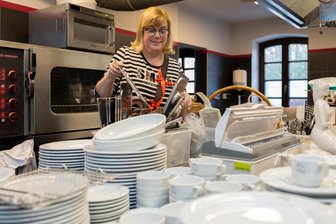 Alles muss raus bei Edel-Flohmarkt nach Hotel-Schließung im Vogtland: „Das tut schon weh“ - Für Hotel-Chefin Claudia Straubel heißt es: Loslassen. Für sie beginnt in Potsdam in Kürze ein neuer Lebensabschnitt.
