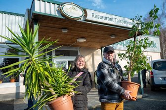 Alles muss raus: So lief der Ausverkauf beim Wirt des Talsperrenblick an der Pöhl - Sandra und Peter Rehme schnappten sich Grünpflanzen beim Ausverkauf des Talsperrenblicks.