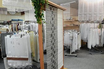 Alles muss raus: Warum die Schließung des Werksverkaufs einer Grünbacher Firma trotzdem in die Zukunft weist - Abverkauf im Werksverkauf in Zwota. Das Geschäft am Stammsitz der Grünbacher Gardinenkonfektion Jacob bleibt aber erhalten. 
