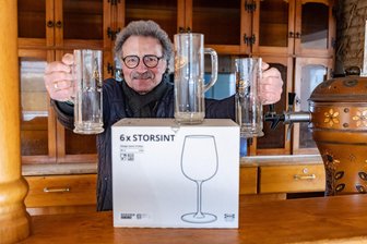 Alles muss raus – Warum in Auerswalde DDR-Geschirr Platz für eine neue Gaststätte macht - Stephan Lazarides mit einigen der Biergläser, die aus dem Inventar des Siedlerheims stammen. Die Gaststätte wird ab April griechisch.