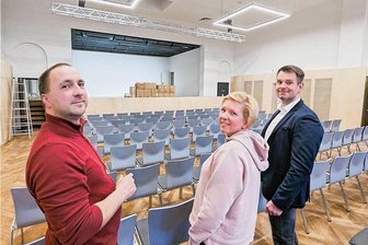 Alles neu im Alten Schloss: So glänzt Erlbachs Aushängeschild - Helle Töne dominieren im Saal, den Planer Jens Taubert (links), Tanja Meisel von der Bauverwaltung der Stadt und Bürgermeister Toni Meinel (parteilos) vorab exklusiv für die "Freie Presse"-Leser zeigen.