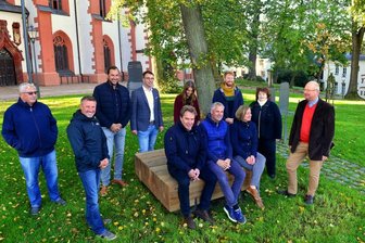 Alles neu im Kirchenumfeld - Einweihungsfeier für das sanierte Umfeld der Mittweidaer Stadtkirche: Auf dem Podest an der Freilichtausstellung sitzen OB Ralf Schreiber (l.), Stadtplaner Rico Ulbricht und Architektin Claudia Schreckenbach. 