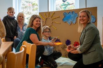Alles nur für Kinder: Millionenprojekt in Auerbach eingeweiht - Alle freuen sich über die neue Kita: Bürgermeisterin Anja Prietzel (r.), Elternrätin Denise Trephan mit Luca (Mitte) und Erzieherin Ina Krönicke mit Tithus Jurk.