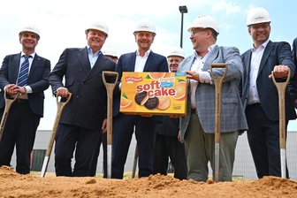 „Alles nur Mist“? Was Kretschmer zur Allianz für Sachsen sagt und wie er vor der Wirtschaft den Bildungsurlaub verteidigt - Sachsens Ministerpräsident Michael Kretschmer (CDU/Mitte) beim Spatenstich zur Erweiterung einer Keksfabrik in Wurzen.