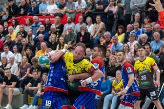 Alles oder Nichts? Wie der SV 04 Oberlosa selbst mit einer Niederlage noch Chancen auf den Klassenerhalt in der 3. Handball-Liga hat - Auf großartige Unterstützung von den Rängen, wie bei Heimspielen des SV 04 Oberlosa, müssen Jakub Kolomaznik (am Ball) und sein Team am Sonntag verzichten. Die Sporthalle Prittitz bietet nur 200 Zuschauern Platz.