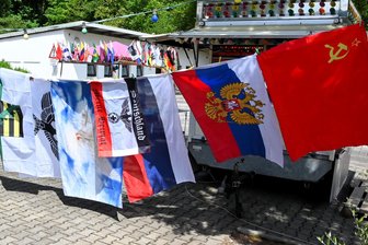 „Alles ohne Hakenkreuz ist doch erlaubt“: Der Flaggenmann an der Talsperre Kriebstein sorgt weiter für Beschwerden - Vielen ein Ärgernis, aber nicht verboten: Auch diese Flaggen werden an der Talsperre Kriebstein verkauft.