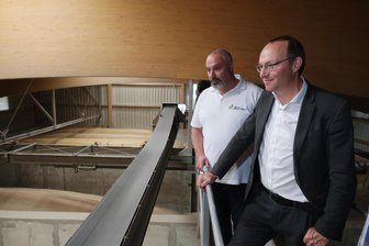 Alles schlechtgeredet? Weshalb Sachsens grüner Ex-Landwirtschaftsminister sich von den Bauern zu Unrecht gescholten sieht - Landesbauernpräsident Torsten Krawczyk (li.) und der damalige Landwirtschaftsminister Wolfram Günther (Grüne) bei einem gemeinsamen Termin in einem Betrieb im Vogtland. „Ich bin irritiert von den Äußerungen“, sagt Günther.