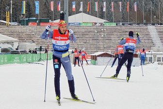 Alles startklar für den Weltcup in Klingenthal - Eric Frenzel am Freitag beim Langlauftraining.