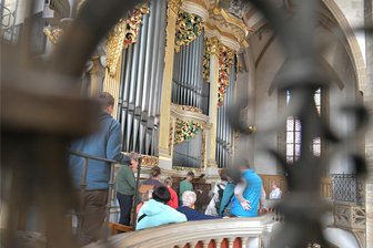 „Alles tanzt nach meiner Pfeife“: Was Besucher bei einer Orgelführung im Freiberger Dom entdecken - Unter dem Motto „Alles tanzt nach meiner Pfeife“ stand eine Familienorgelführung im Freiberger Dom.
