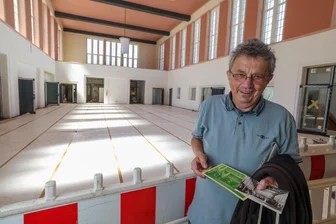 „Alles top“: So sieht der Glauchauer Bahnhof von innen aus - Der ehemalige Eisenbahner Klaus Häußer ist vom Glauchauer Bahnhof begeistert.