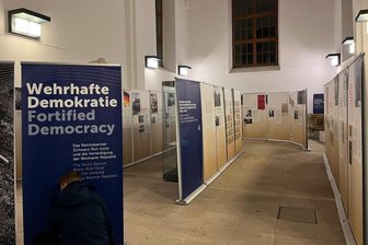 Alles vorbereitet: Freiberg eröffnet Ausstellung zum Reichsbanner Schwarz-Rot-Gold - Die Ausstellung "Wehrhafte Demokratie" ist in der Petrikirche Freiberg aufgebaut und ist bis 23.2. zu sehen.