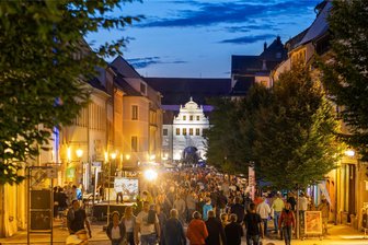Alles was man zur Freiberger Nachtschicht wissen muss: vom Parken bis zu Programm-Neuheiten - Hunderte Menschen drängten sich im vorigen Jahr zur Nachtschicht in der Peterstraße dicht an dicht. Einen ähnlichen Besucheransturm erwarten die Organisatoren auch für die diesjährige Auflage.