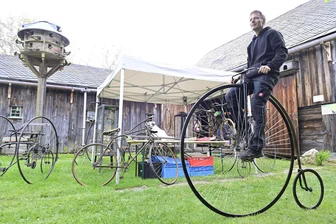 Alles was rollt: Vogtländer präsentieren ihre historischen Schätzchen im Freilichtmuseum Landwüst - Als Hochrad-Fan sorgte Frank Albert aus Lengenfeld für Aufsehen.