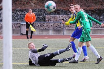 Alles weg: Führung, Punkte, Spieler - Simon Schmiedl hebt schon den Zeigefinger, nachdem er den Ball über Reichenbrands Torhüter Max Hammer an den Innenpfosten lupfte, von wo aus er ins Tor sprang. Nach diesem 2:0 kurz vor der Pause deutete nichts darauf hin, dass die Blau-Gelben das Spiel verlieren würden. 
