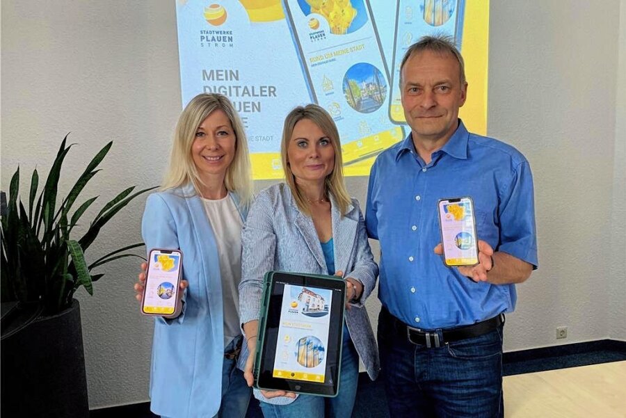 Alltag in Hosentaschenformat: Neue Plauen-App überrascht - Nadja Kiesling, Mandy Wolf und Holm Gründel (von links) haben zusammen mit Juliane Liebold (nicht im Bild) die neue App "Mein Plauen" entwickelt. 