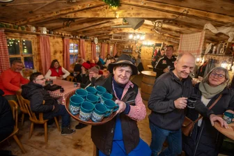 Alm-Hütte am Plauener Rathaus geht in die Verlängerung - doch ein WC-Problem sorgt zwischenzeitlich für Ärger - Wirt Mario Martin freut sich: „Jetzt haben noch mehr Leute die Chance, unsere Alm-Hütte zu besuchen.“