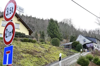 Alm in Klingenthal: Straßenbauamt drängt weiter auf Verfahren zur Enteignung - Bis zum ersten Haus ist die Straße „Zur Alm“ befahrbar. Danach sei sie so zugestellt, dass kein Auto durchkomme, sagen die Anwohner.