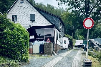 Alm-Streit in Klingenthal: Jetzt kommt der selbsternannte Alm-Terrorist auch nicht mehr auf sein Grundstück - Die Straße Zur Alm wurde am 15. Juni 2024 für alle gesperrt. Der selbsternannte Alm-Terrorist darf nun auch nicht mehr auf sein Grundstück fahren.