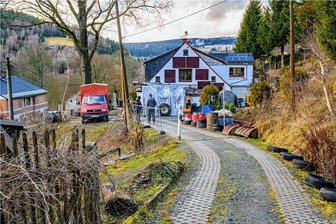 Alm-Terror in Klingenthal: Mit Spielsachen hat es angefangen - Fässer und Autoreifen am Wegrand machen die Straße zum Nadelöhr.