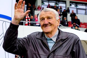 Alois-Glaubitz-Straße: Stadtrat will Andenken an verstorbenes Zwickauer Fußballidol auf den Weg bringen - Alois Glaubitz, hier bei einem Besuch im Stadion 2019, trug 429 Mal das Trikot der BSG Sachsenring Zwickau.