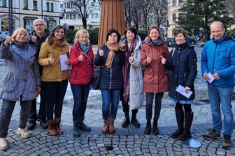 Alpaka-Spaziergänge im Erzgebirge dank dieser Aktion gesichert - Christel Günther und Karl-Friedrich Pfefferkorn von der Lebenshilfe, die Apotheken-Teams um Anne Kehrer, Antje Bertram, Claudia Mühlmann, Evelyn Strehmel, Uta Baumgarten, Kristin Bochmann und Norman Arenz (v. l.).