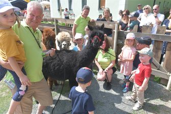 Alpakas sorgen in Senioren-Wohngemeinschaft in Bobritzsch für gute Laune - Udo Koch, Inhaber des Meiler Hofes, empfing zum Alpakatag kleine und große Besucher.