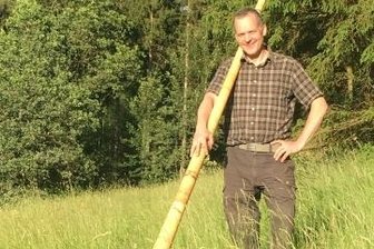 Alphorn grüßt die Chemnitzer Lausbuben - 4,70 Meter misst das Alphorn von Alexander Golde.