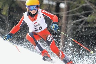 Alpinski bei Frühlingswetter - Clemens Deckert aus Sehma auf dem Weg durch die Tore.