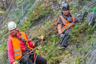 Alpintechniker sichern Felsen - 