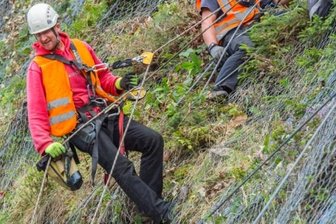 Alpintechniker sichern Felsen - 