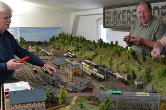 Als auf einmal die Lok umkippte - Der ehemalige Bahnhof in Burkersdorf mit Modelleisenbahnanlage: im Bild von links Werner Böhme, Claus Böhme und Frank Böhme.