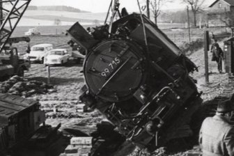 Als auf einmal die Lok umkippte - Ein Kran hob die schwere Lok nach dem Unfall wieder auf die Gleise, damit sie in den Bahnhof Friedersdorf geschleppt werden kann. Das war das Ende der Schmalspurstrecke.