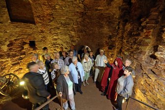 Als aufmüpfige Bauern in der Folterkammer schmorten: Neues von den Schönburgern - In der Folterkammer unter der Schlossbrücke (hier eine Führung 2017) wurden im 17. Jahrhundert Dutzende Bauern eingekerkert, weil sie sich über Frondienste beschwert hatten.