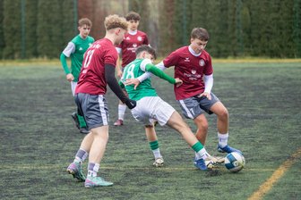 Als Aufsteiger in der Fußball-Landesklasse: Gelenauer B-Junioren überwintern auf Rang 5 - Die Gelenauer Kenny Weidelt (links) und Dean Müller (rechts) setzen den Klaffenbacher Emil Grieshammer unter Druck.