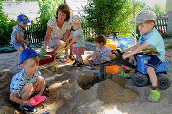 Als aus dem Erntekindergarten Rempesgrün die Kita Wirbelwind wurde - Die Kita Wirbelwind in Rempesgrün ist klein und sehr persönlich mit nur 35 betreuten Kindern. Da sitzt Kita-Leiterin Diana Pippig schon mal mit im Sandkasten. Ob es zum 65. Geburtstag einen leckeren Sandkuchen gibt?
