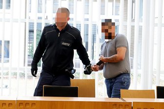 Als Bank-Mitarbeiter ausgegeben und reihenweise Chemnitzer bestohlen: Gefängnisstrafe für 32-Jährigen - Der 32-Jährige räumte in dem Prozess am Amtsgericht Chemnitz einige der angeklagten Fälle ein.