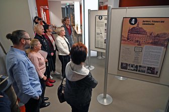 Als Barber noch Bier brauten: Neue Schau in Oederan begeistert Friseurmeister - Sonja Voigt zeigte den Mitgliedern des Innungsvorstands mit Obermeister Jörn Lüdecke (links) die Ausstellung.