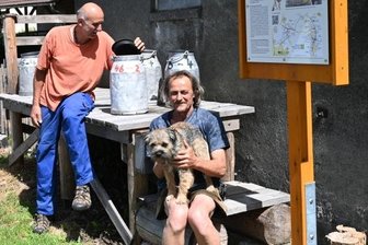 Als Beutha wegen einer Taube brannte - Station 15, die Milchrampe. Harald Strauß (vorn) und Wolfgang Kunz (hinten) haben die Anlage gebaut. Auf solchen Rampen stellten LPG-Bauern früherihre Milchkübel zur Abholung bereit.