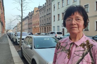 Als Bomben auf Reichenbach fielen: „Ich war bei Kriegsende vier – bei den Erlebnissen wird man schneller erwachsen“ - Roswitha Wich in der Bebelstraße vor ihrem Elternhaus. Die beiden Häuser mit den hellen Fassaden hinter ihr, waren nach dem Bombenangriff Ruinen.