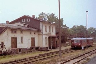 Als Dampfloks noch durch das Muldetal schnauften - Der Bahnhof Hammerbrücke an der einstigen Linie Chemnitz-Aue-Adorf ineiner Aufnahme vom Sommer 1992.