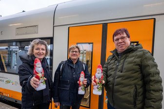 Als Dank für Dienst an Weihnachten: Überraschung für Beschäftigte der Bahn im Vogtland - Ein Geschenk für Bahnmitarbeiter übergab Bertram Zetzsche (rechts) am Oberen Bahnhof in Plauen.