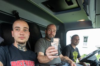 Als das Kauschwitzer Stroh zu brennen begann: Plauener Umzugsfahrer beweisen Geistesgegenwart - Sebastian Mayerl, Martin Bergmann und Martin Liebhold (von links) sind Mitarbeiter der Firma Franke-und-Seidel-Umzüge. Sie haben den Brand der Strohballen am Mittwochmittag entdeckt.
